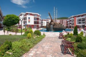 un parque con bancos y una estatua de un barco en Privilege Fort Beach - Sea Viev Premium Apartments en Elenite