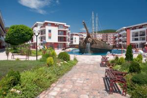 Bazén v ubytování Privilege Fort Beach - Prestige Sea Viev Apartments nebo v jeho okolí