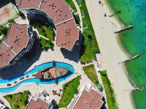 Et luftfoto af Privilege Fort Beach - Sea Viev Premium Apartments
