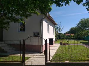 Κήπος έξω από το Ifjúság Nyaraló