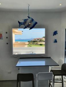 Elle comprend une grande télévision à écran plat avec un requin sur le mur. dans l'établissement Appartamenti delfini terza spiaggia, à Golfo Aranci