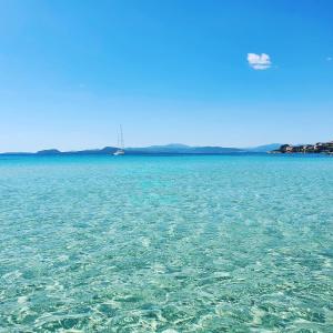 duży zbiornik wody z łodzią w nim w obiekcie Appartamenti delfini terza spiaggia w mieście Golfo Aranci