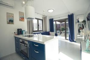 een keuken met een blauw en wit aanrecht bij Bungalow Portos with amazing privet garden in Playa del Inglés