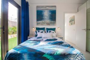 Un dormitorio con una cama y una ventana grande en Bungalow Portos with amazing privet garden, en Playa del Inglés 18 fotos más