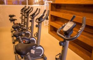 a row of exercise bikes in a gym at Flat Hotel Fusion com estacionamento grátis D21 in Brasilia