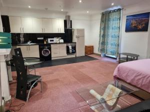 a room with a kitchen and a bed and a kitchen at County Studio in Ipswich