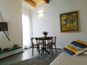 a dining room with a table and chairs in a room at Ritrovo dell'acqua _ Efesto in Casacalenda