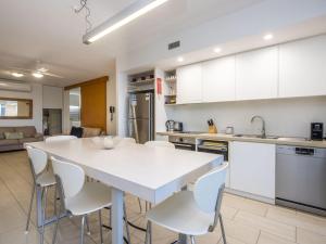 1 Bright Point Apartment 2204 tesisinde mutfak veya mini mutfak