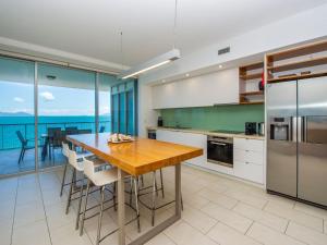 Η κουζίνα ή μικρή κουζίνα στο 1 Bright Point Apartment 5301