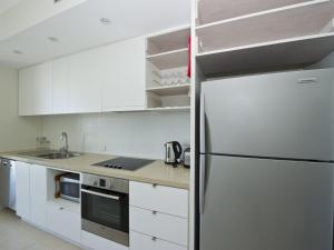A kitchen or kitchenette at 1 Bright Point Apartment 1402