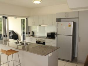 A kitchen or kitchenette at Beachside Apartment 17