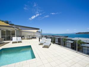 una casa con piscina su un patio di 1 Bright Point Apartment 1402 a Nelly Bay