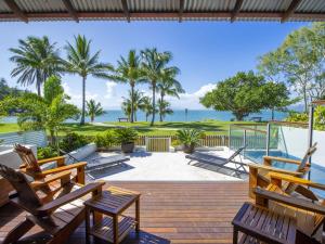 Picnic BayBeached on Magnetic的带椅子的露台，可欣赏海景