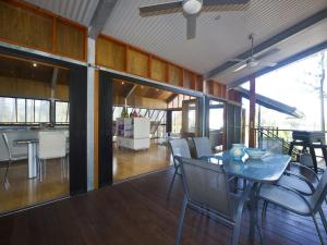 - une salle à manger et une cuisine avec une table et des chaises dans l'établissement The Pines, à Horseshoe Bay