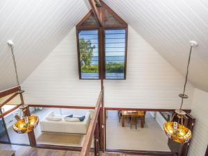 Habitación en el ático con ventana y sofá en On the Beach, en Horseshoe Bay
