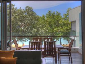 Μπαλκόνι ή βεράντα στο Maggies Beachfront Apartment 8