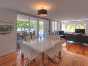 TV i/ili multimedijalni sistem u objektu Maggies Beachfront Apartment 10