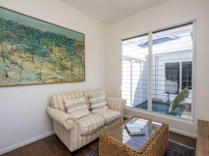 Picnic BayReflections Turquoise Villa 4的客厅配有椅子和墙上的绘画