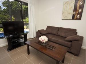 uma sala de estar com um sofá e uma mesa de centro em Woodville Beach Townhouse 6 em Arcadia