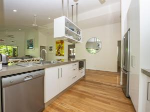 A kitchen or kitchenette at Whispering Palms