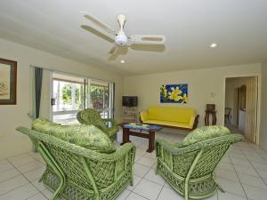A seating area at Johns Tropical Island Home