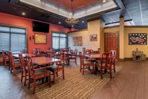 A restaurant or other place to eat at Comfort Suites Downtown Carlisle