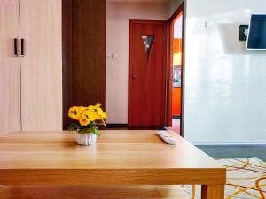 アンガルスクにある1-к квартира Rise & Shine 32 Mikrorayonのテーブルの上に座る黄色い花瓶