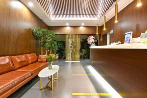 Vstupní hala nebo recepce v ubytování Xingshe Alley Courtyard Hotel Beijing Wangfujing Forbidden City Branch - Breakfast included & English speaking reception & Free WiFi and Laundry room & Hutong Culture & Cat-keeping & Flower-growing Terrace & One day tour service & Free coffee