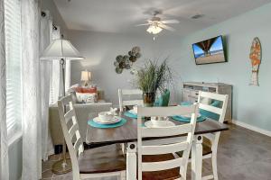 uma sala de jantar com mesa e cadeiras em Crawfishin for a Compliment em Port Aransas