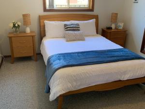 A bed or beds in a room at Little Rocky at Fingal Bay - STAY three PAY two