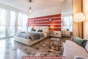1 dormitorio con cama y pared roja en 4 Star Bologna Train Station - Self Check-In en Bolonia