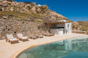 Bazén v ubytovaní Tranquil Villas by Whitelist Mykonos alebo v jeho blízkosti