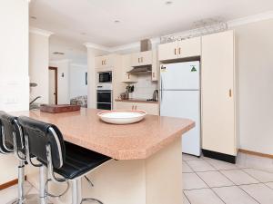 A kitchen or kitchenette at Wildflowers @ Fingal Bay