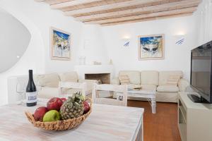 Televízia a/alebo spoločenská miestnosť v ubytovaní Tranquil Villas by Whitelist Mykonos