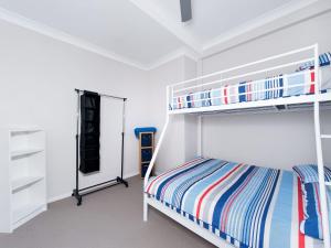 フィンガル・ベイにあるMagnoliasのベッドルーム1室(二段ベッド2台、クローゼット付)