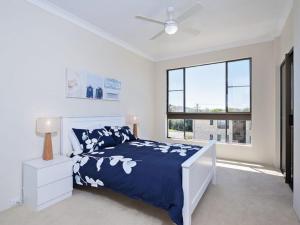 A bed or beds in a room at 7 The Dunes @ Fingal Bay