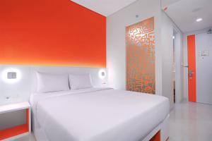 Een bed of bedden in een kamer bij Starlet Hotel BSD City