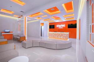 Een zitgedeelte bij Starlet Hotel BSD City