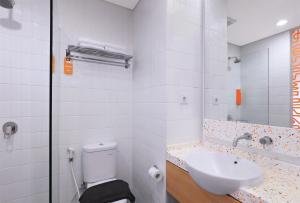een badkamer met toilet en wastafel bij Starlet Hotel BSD City in Tangerang