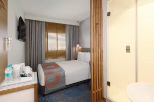 Postel nebo postele na pokoji v ubytování Holiday Inn Express Pune Hinjewadi by IHG