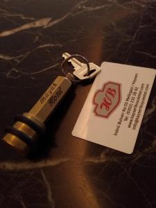um porta-chaves com uma etiqueta numa mesa em Buyuk Hotel em Kayseri