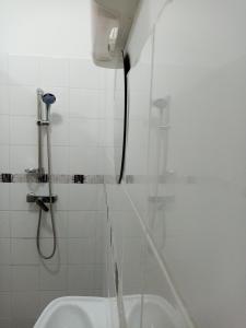 y baño con ducha y lavamanos. en Un T2 climatisé, une nuit, en Kourou
