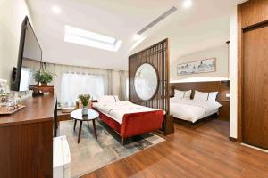 Voodi või voodid majutusasutuse Xingshe Alley Courtyard Hotel Beijing Wangfujing Forbidden City Branch - Breakfast included & English speaking reception & Free WiFi and Laundry room & Hutong Culture & Cat-keeping & Flower-growing Terrace & One day tour service & Free coffee toas