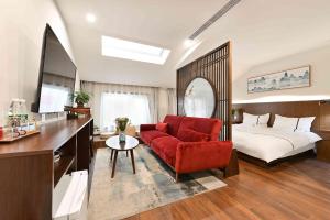 Posezení v ubytování Xingshe Alley Courtyard Hotel Beijing Wangfujing Forbidden City Branch - Breakfast included & English speaking reception & Free WiFi and Laundry room & Hutong Culture & Cat-keeping & Flower-growing Terrace & One day tour service & Free coffee + 37 fotografií