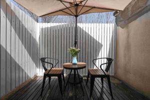 Patio nebo venkovní prostory v ubytování Xingshe Alley Courtyard Hotel Beijing Wangfujing Forbidden City Branch - Breakfast included & English speaking reception & Free WiFi and Laundry room & Hutong Culture & Cat-keeping & Flower-growing Terrace & One day tour service & Free coffee