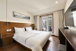 Voodi või voodid majutusasutuse Xingshe Alley Courtyard Hotel Beijing Wangfujing Forbidden City Branch - Breakfast included & English speaking reception & Free WiFi and Laundry room & Hutong Culture & Cat-keeping & Flower-growing Terrace & One day tour service & Free coffee toas