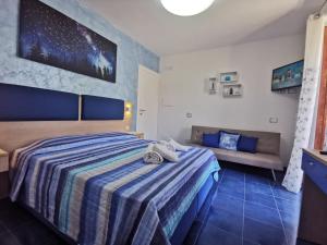 un dormitorio con una cama y un sofá en Astra, en Agerola 48 fotos más