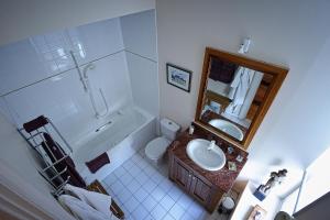 Ett badrum på Hotel Le Clos Raymi