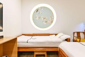 Voodi või voodid majutusasutuse Xingshe Alley Courtyard Hotel Beijing Wangfujing Forbidden City Branch - Breakfast included & English speaking reception & Free WiFi and Laundry room & Hutong Culture & Cat-keeping & Flower-growing Terrace & One day tour service & Free coffee toas