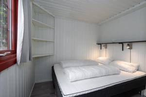 a bedroom with a bed in a room at Knuts Hyttegrend in Beitostøl